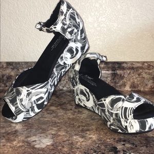 [SOLD] Toms open toe strap platform / flatform